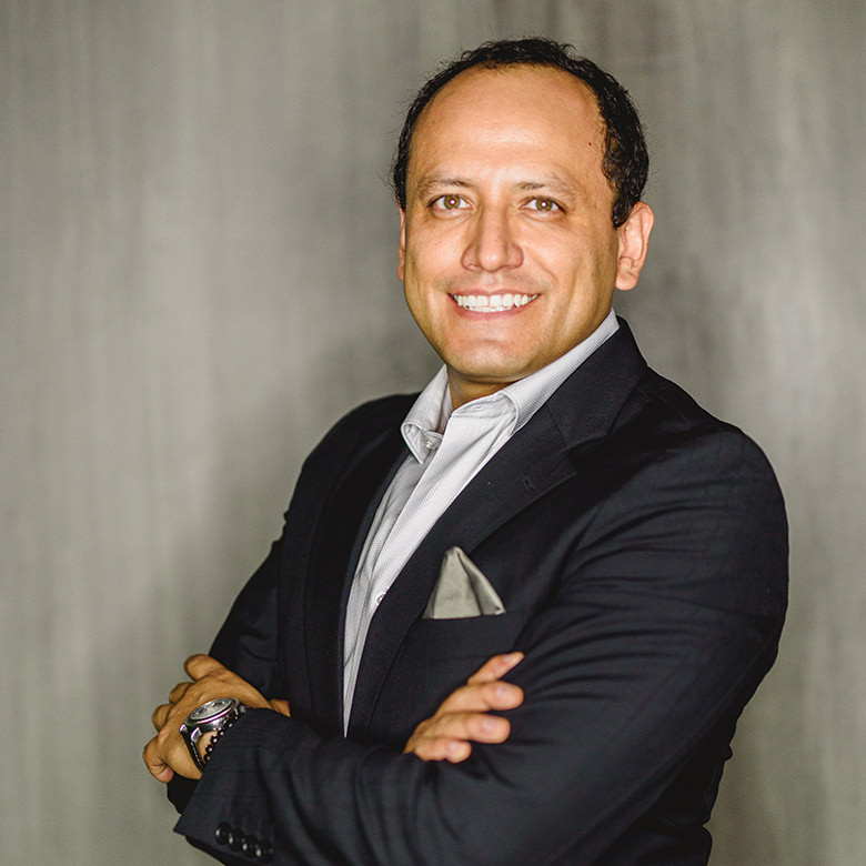 adolfo_puntodos_gris